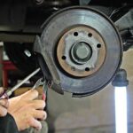 comment nettoyer les disques de frein et les etriers de frein sur une voiture.jpg